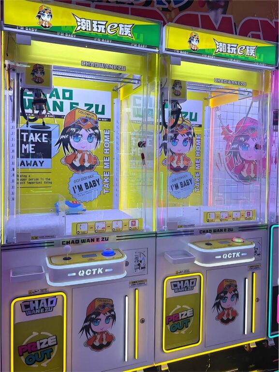 Two Chao Wan E Zu snack claw machines installed in an arcade with bright LED lighting.