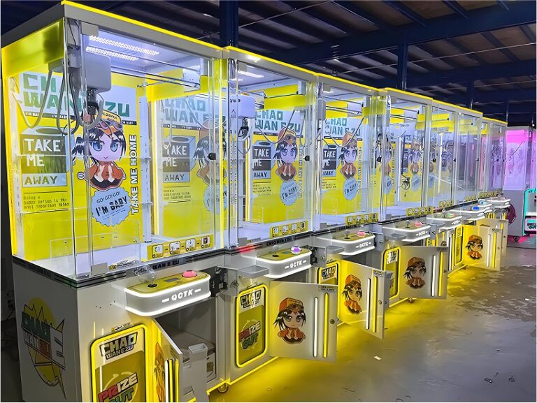 Multiple Chao Wan E Zu snack claw machines lined up at the factory ready for shipment.