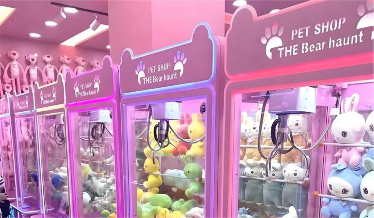 Case 3 — Convenience Store / Mini Machine: pink boutique row of kawaii claw machines.