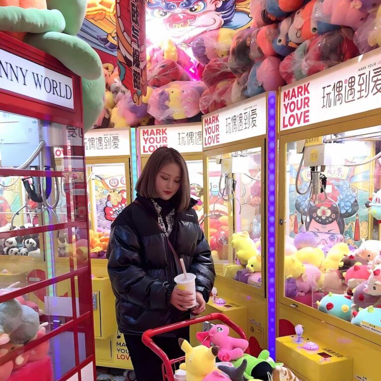 Claw machine business operations in a shopping mall